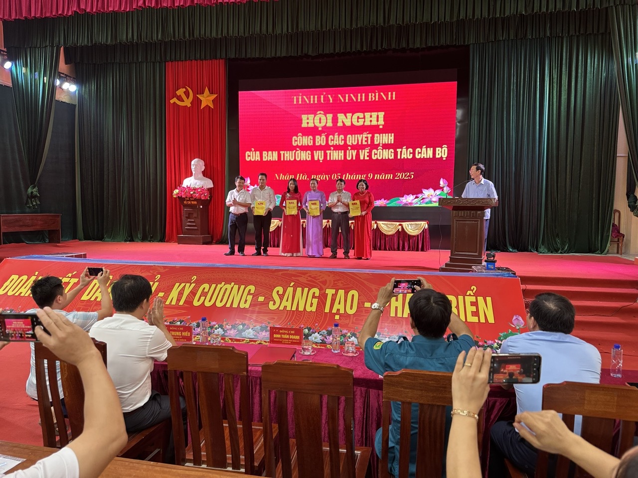 Hội nghị công bố Quyết định của BTV tỉnh ủy về công tác cán bộ